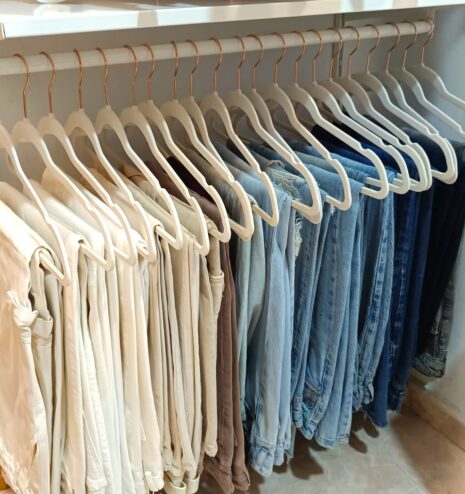 Vestidor con perchas homogéneas y prendas ordenadas por longitud
