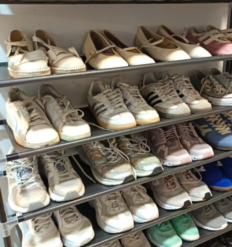 Balda de zapatos ordenada tras la organización del vestidor