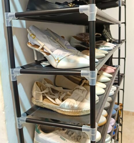 Vestidor con zapatero y ropa organizada por categorías