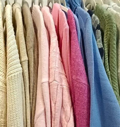 Prendas ordenadas por color en un armario organizado