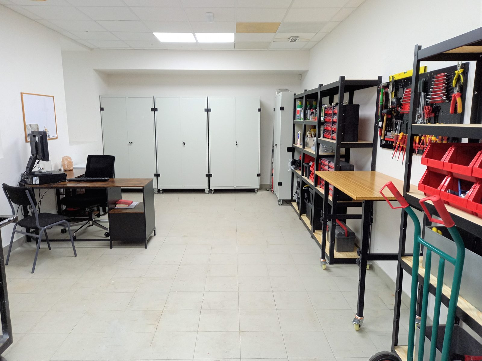 Almacén de empresa organizado Almacén de empresa organizado con estanterías y zona de trabajo