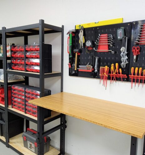 Panel de herramientas y mesa de trabajo organizados en un almacén