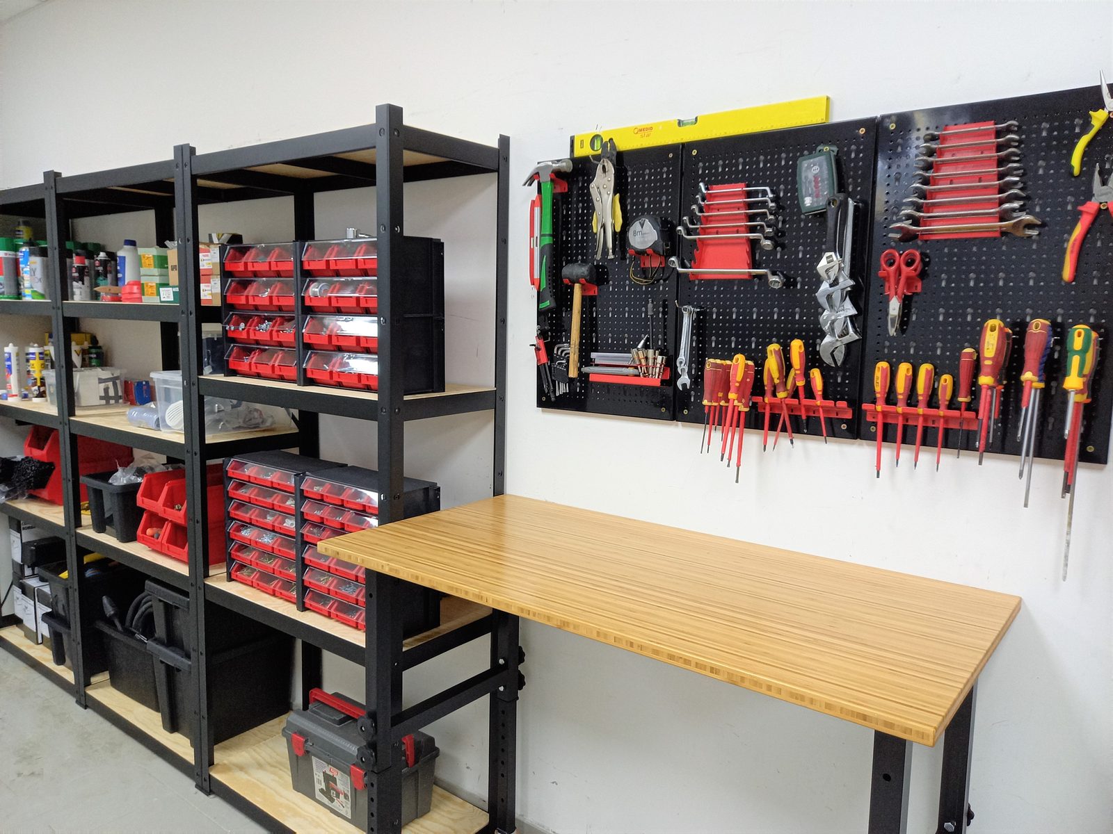 Panel de herramientas y mesa de trabajo organizados en un almacén