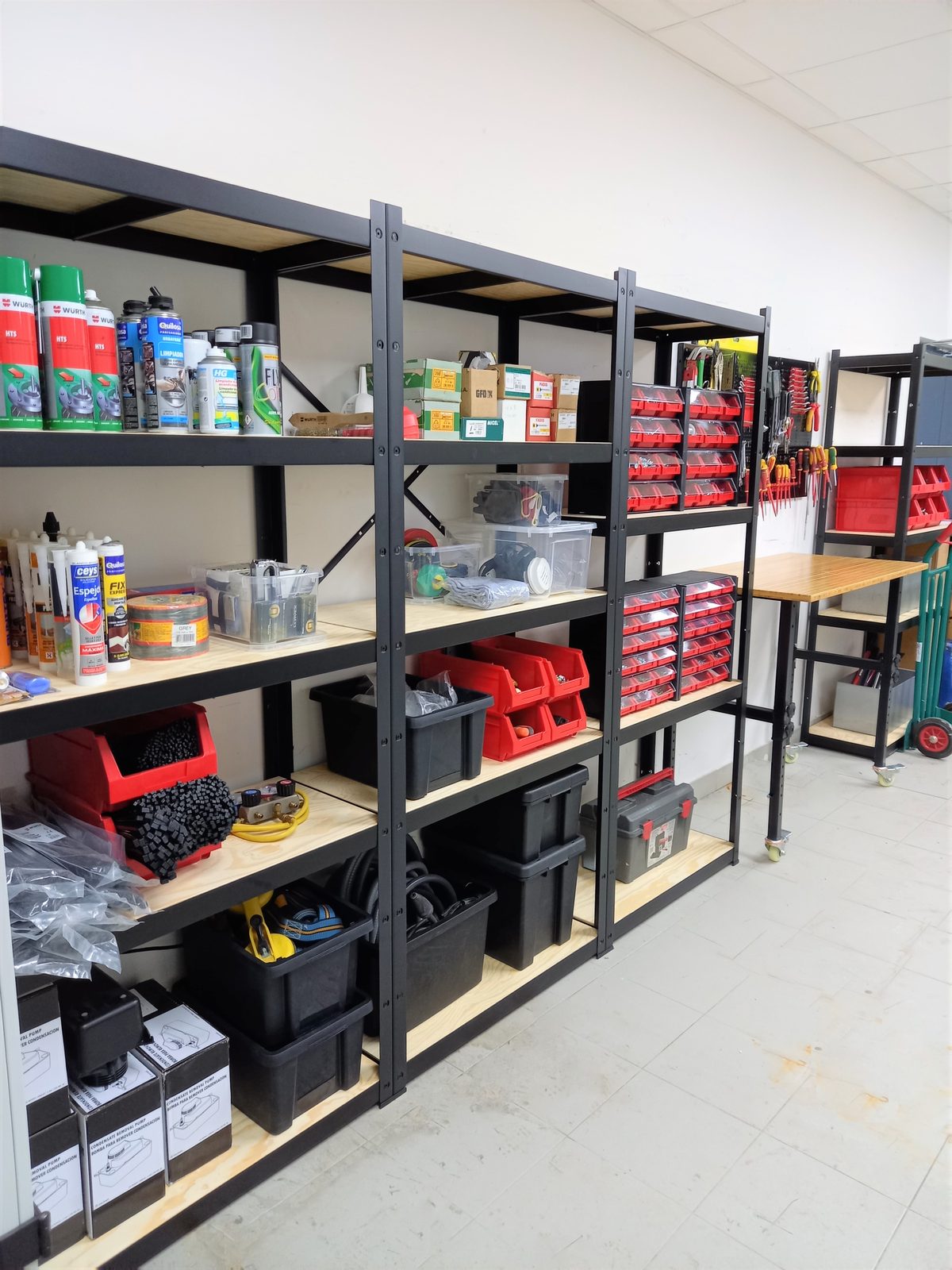 Estanterías de almacén organizadas por rotación de producto