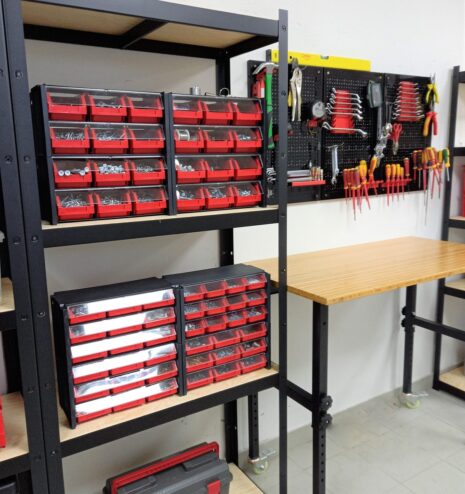 Cajas clasificadoras rojas con material agrupado por referencia