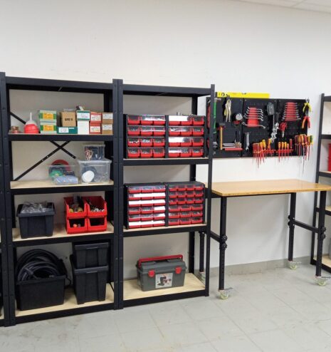 Almacén con material clasificado en cajas y estanterías señalizadas