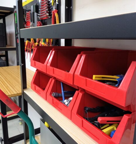 Puesto de trabajo de taller organizado y despejado