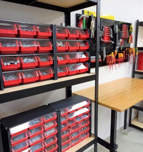 Estantería de almacén con producto de limpieza ordenado por formato