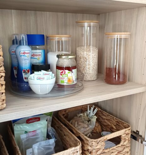 Armario de cocina organizado por categorías por Armonía Home