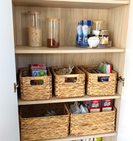 Despensa de cocina organizada con cestas etiquetadas