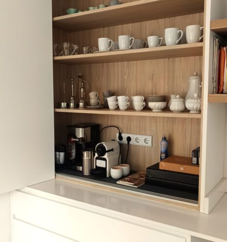 Estantería de cocina con la vajilla ordenada por tipos