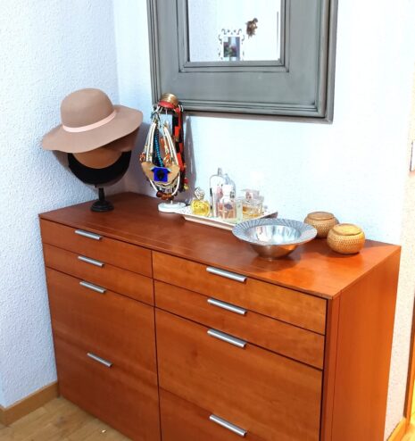 Cómoda y dormitorio ordenados tras la organización del hogar