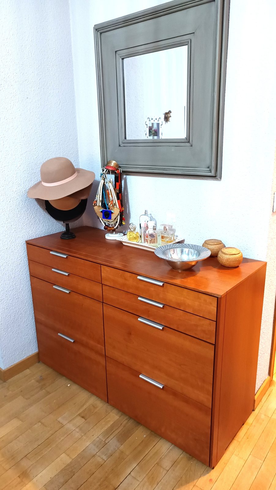 Cómoda y dormitorio ordenados tras la organización del hogar