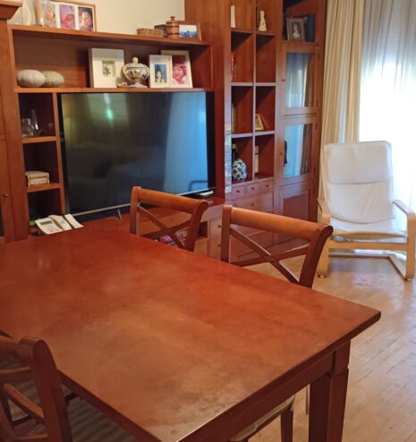 Salón comedor despejado y ordenado por Armonía Home