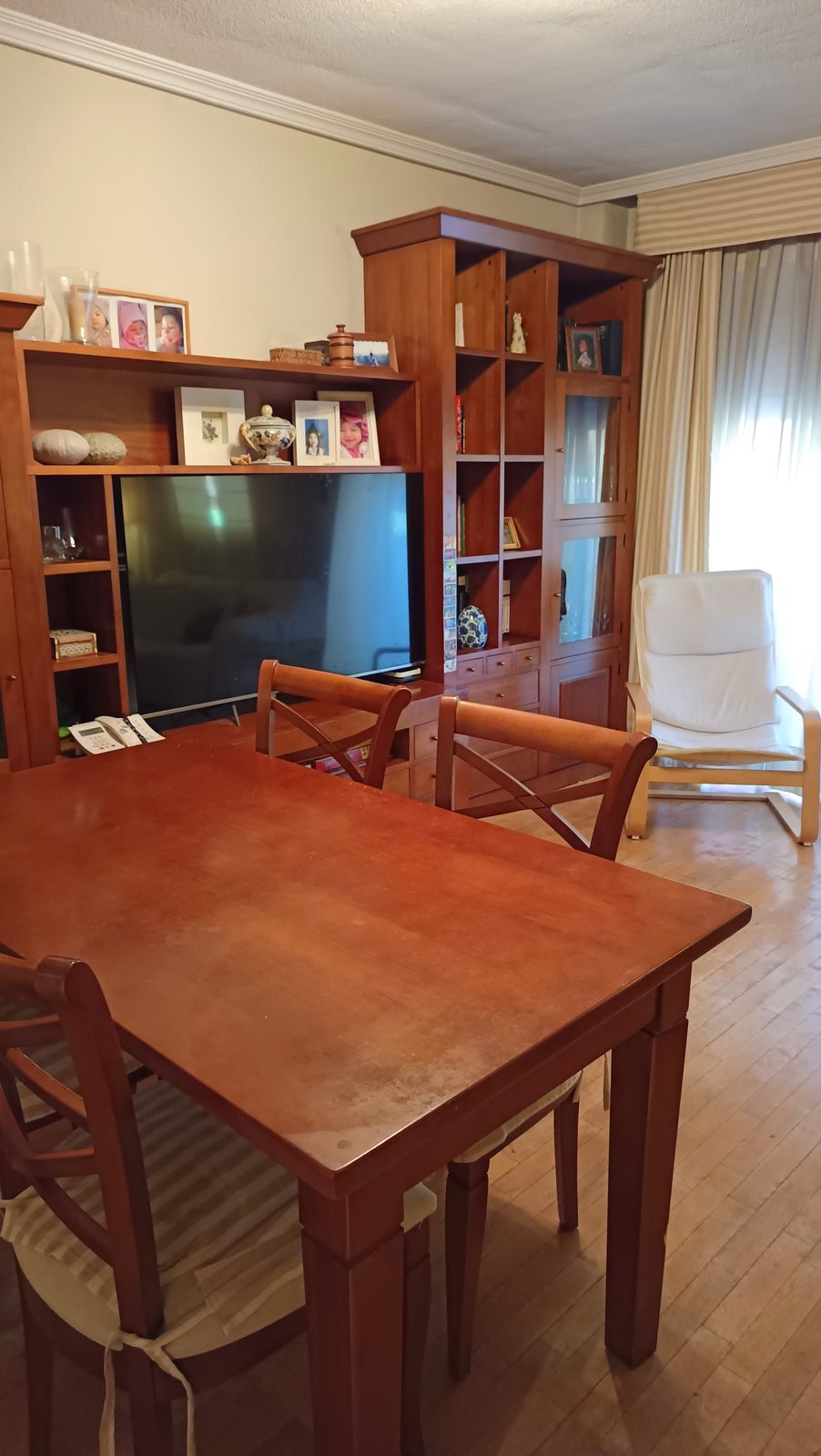 Salón comedor despejado y ordenado por Armonía Home